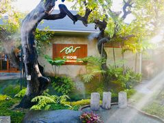 -Chom Cafe and Restaurant