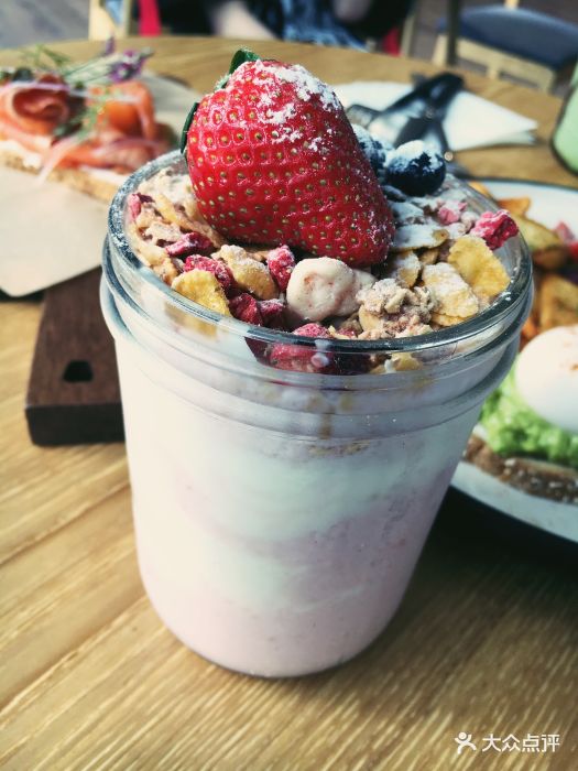 uptown house草莓思慕雪图片 - 第1张