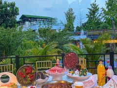 -茅草房·河畔园林火锅