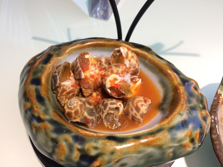 「泰式花螺」花螺大颗肉很多,调味口感和泡菜好像,前菜较开胃.