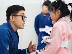 -菠萝格斗巴西柔术训练馆