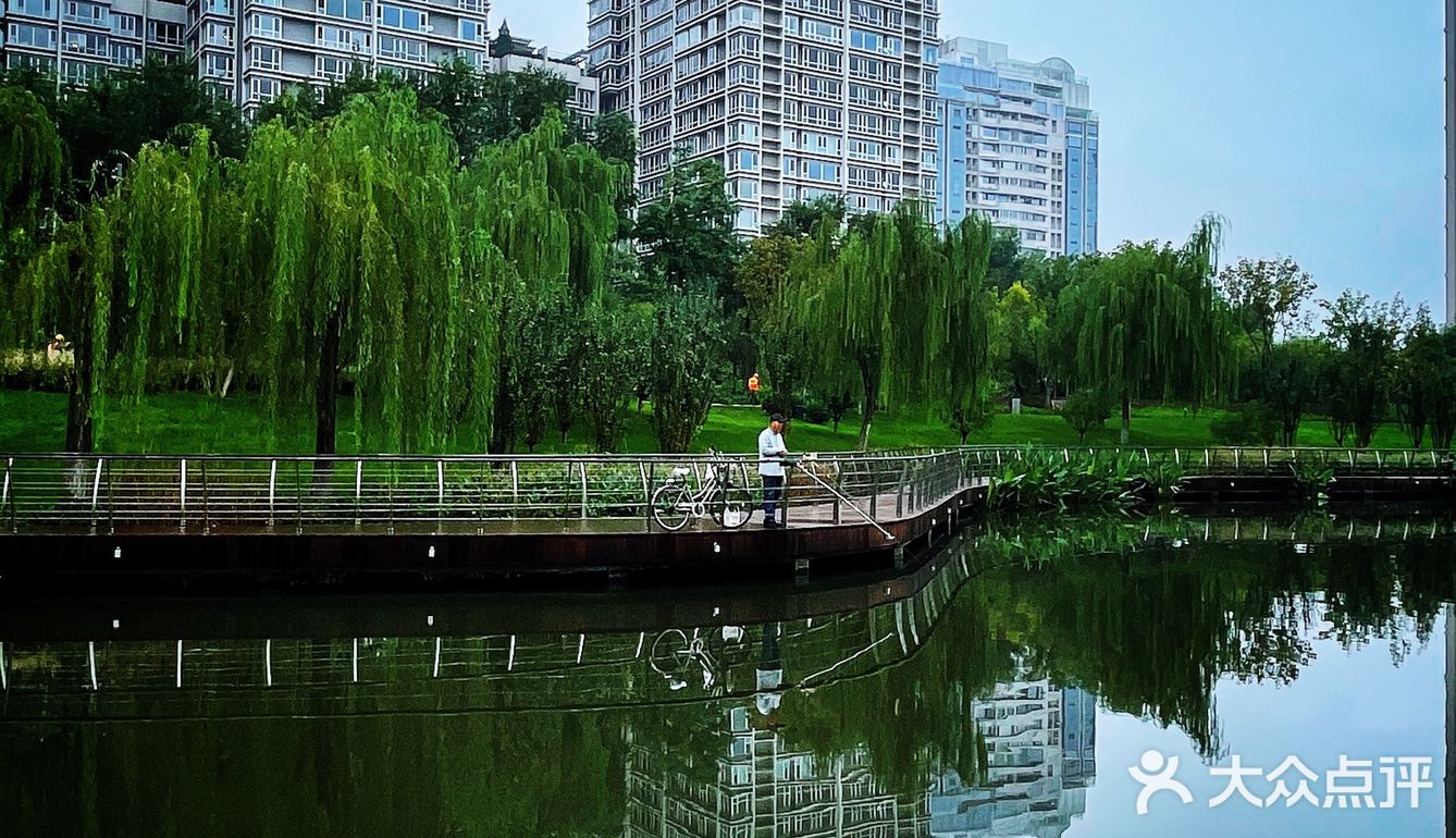 亮马河河畔遛弯儿好去处