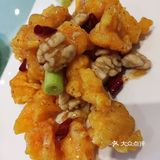 一层进来扫码登记，乘坐电梯来到三层