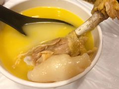 浓厚原只鸡煲花胶汤-鲜入围煮花胶鸡海鲜火锅