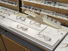-LOOK眼镜·蔡司依视路配镜(宝山万达店)