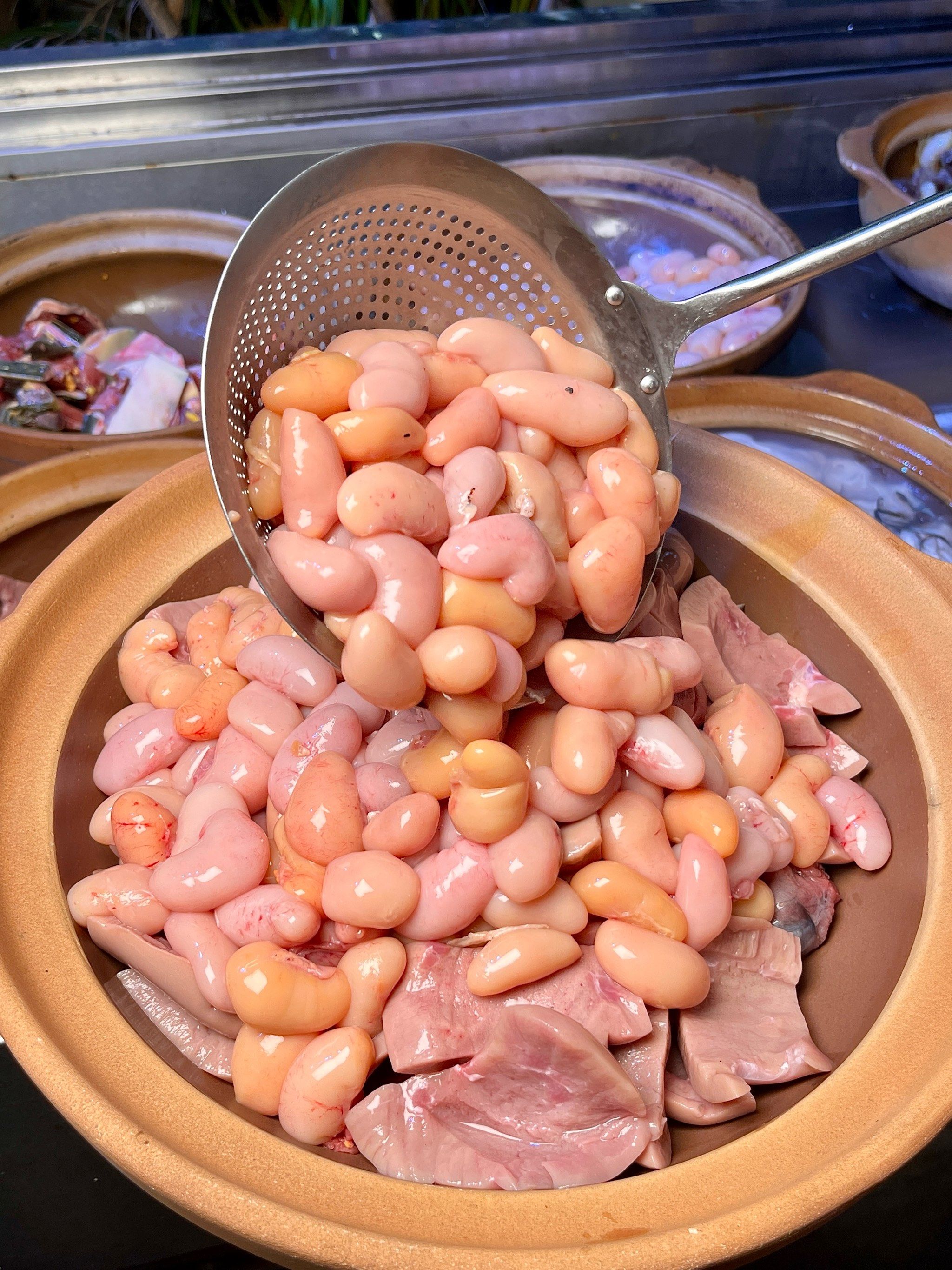 闹市里的小院
猪腰处理的很干净,又鲜又脆
鸡子和生蚝都很肥美
