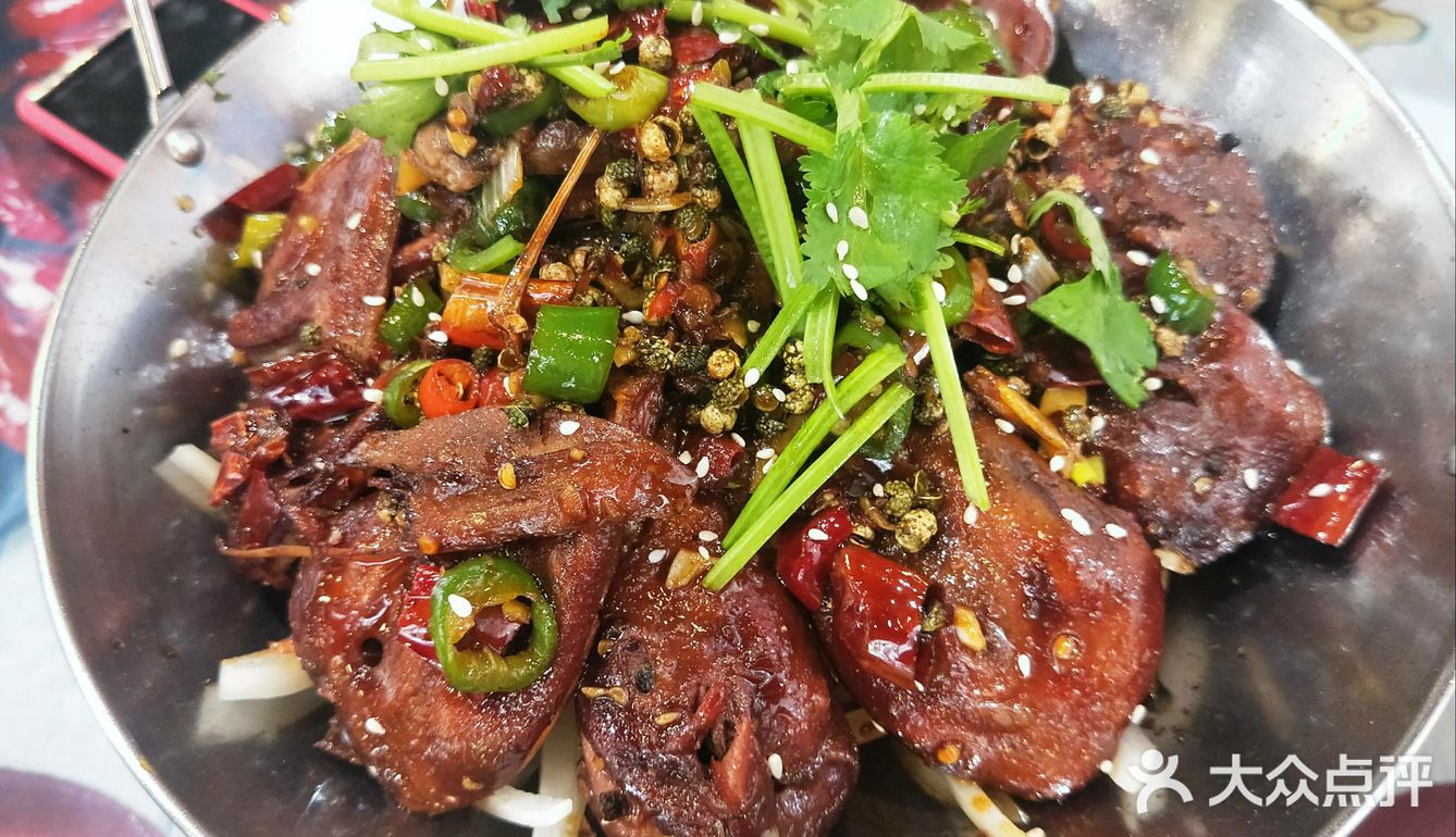 量大、料足、味鲜!打卡网红龙虾牛蛙锅店