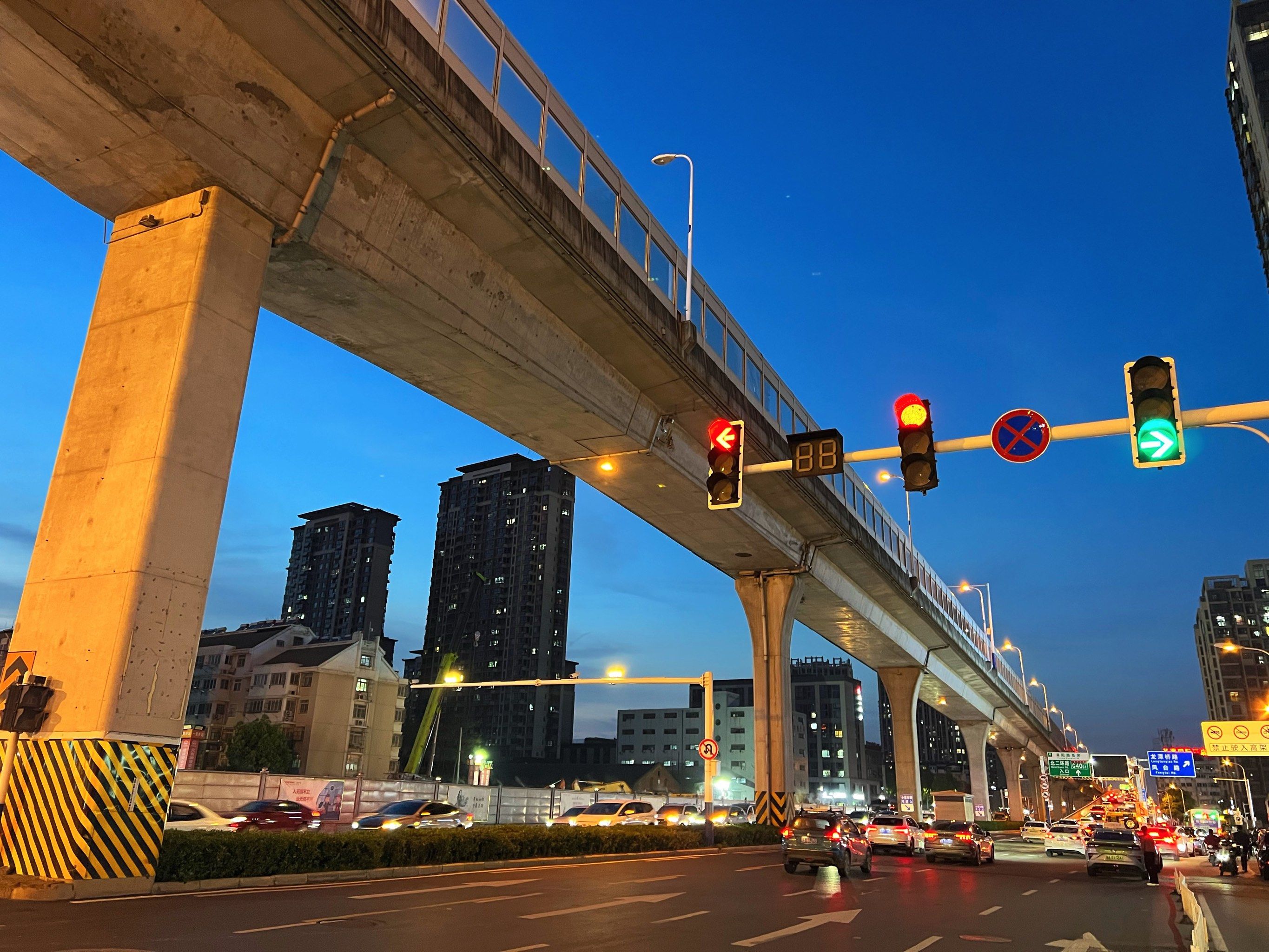 夜幕下的阜阳路桥高架