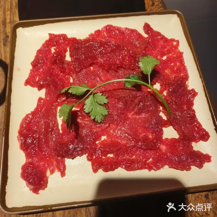 周末到重庆，一头扎进了坝坝火锅的热烈氛围里。