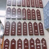很容易走过了！店里可以看到各种餐品和价格，地道小吃都有