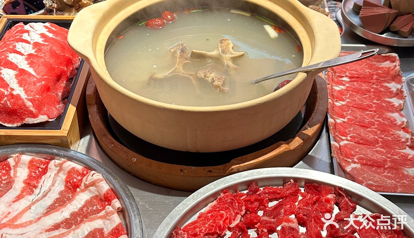 用牛骨几小时熬出来的高汤锅底好鲜美 牛大骨