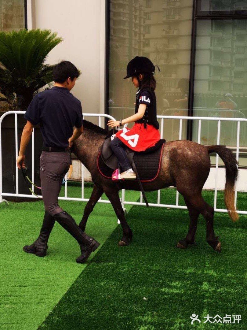 开在城市天台的游乐园 骑着小马转一转