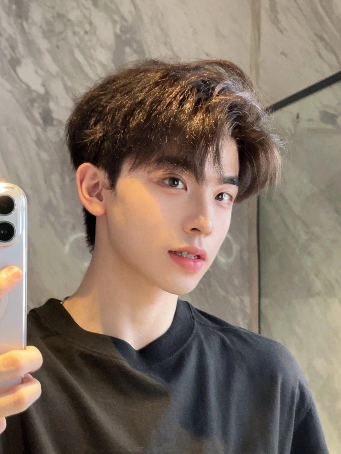 男生的头发比命都重要 抓不抓真的差距很大||马上要出门玩耍照个镜子