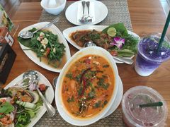 -Chom Cafe and Restaurant