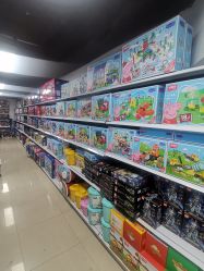 -来此探索玩具仓储店