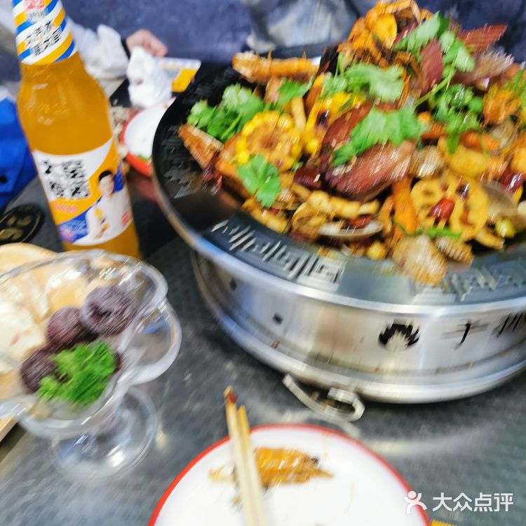 吃到晚上就爆满了，路边有些摊位，都坐到路对面了