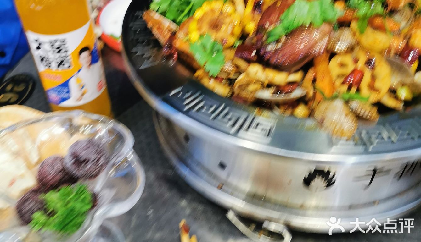 吃到晚上就爆满了，路边有些摊位，都坐到路对面了