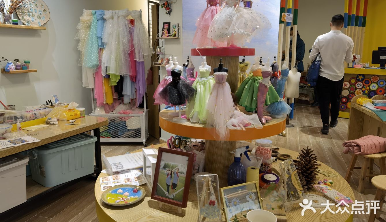 在南沙悠方竟然开了一家小孩子跟大人一起互动的店