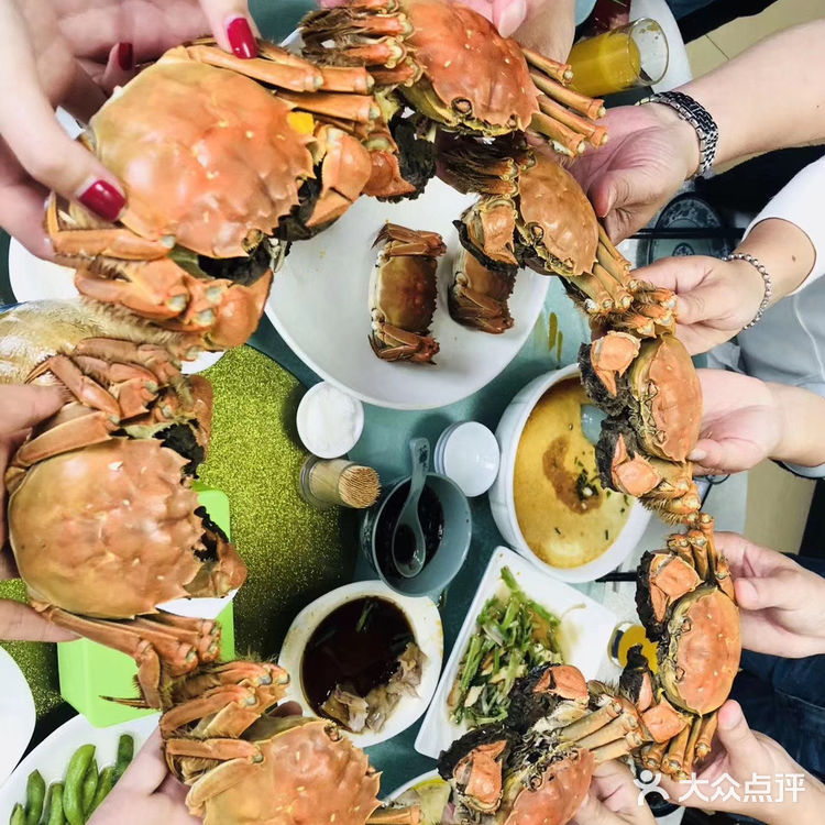 六七两的黄浦江大闸蟹可好吃😋呢！