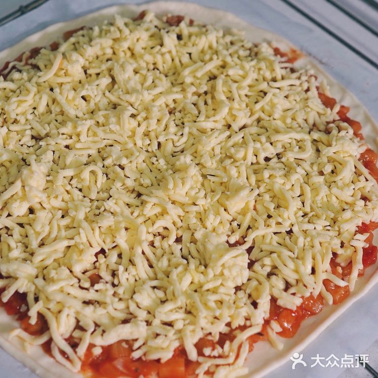 意式番茄酱： 番茄划十字开水里煮一下去皮，切碎备用