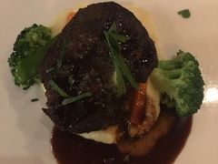 碳烤菲力牛排配土豆泥及红酒汁-WOLFGANG PUCK KITCHEN & BAR(迪士尼小镇店)