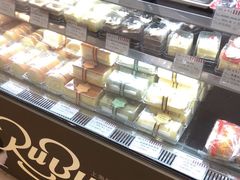 面包甜点陈列柜-红宝石·鲜奶小方·海派西点房(莘庄龙之梦店)