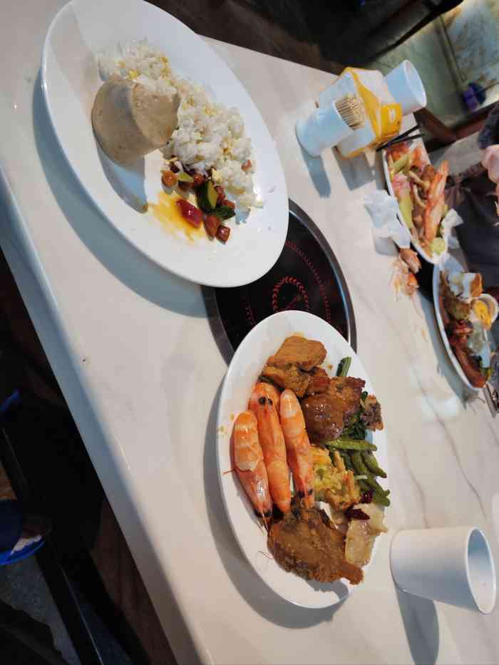 单位年会,来到东泉假日酒店,中午自助餐还可以吧,感觉比较好的也就是