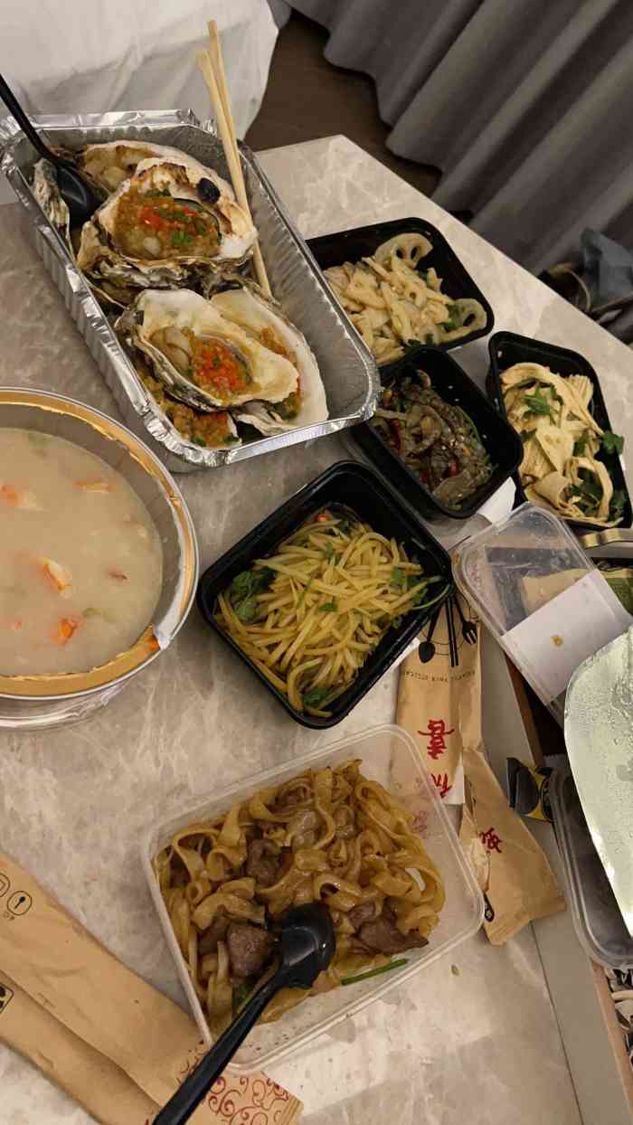 打分 夜宵外卖 烤生蚝很大只很嫩 就是辣椒真的好辣喔