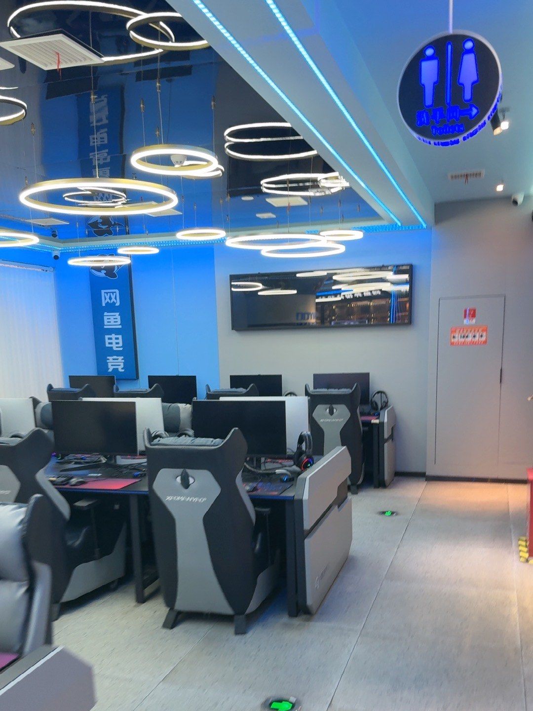 电脑设备都是高配置的键盘和鼠标都很灵敏操作体验感非直接拉满前台