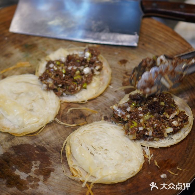 驴肉全身都是宝，从头道尾都应该品尝一遍。吃驴肉要先喝汤