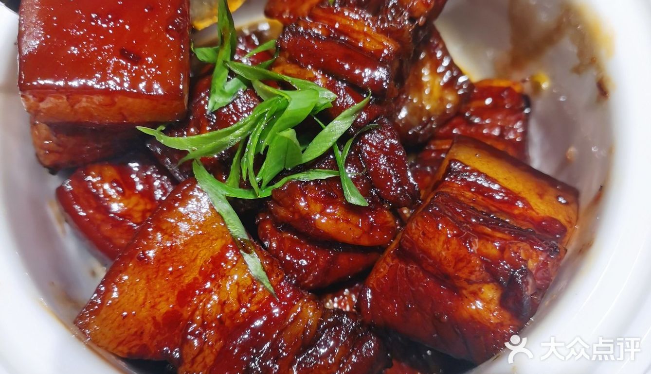 是家很高大上的餐厅。点了很多没吃完，打包了两个菜回来