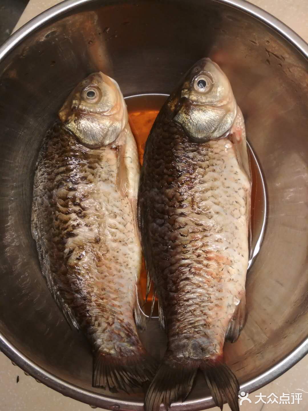 今天來做一道家常菜紅燒鯽魚