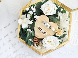 虽说现在各大品牌的戒盒也非常简约大方 但还是想要个特