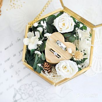 虽说现在各大品牌的戒盒也非常简约大方 但还是想要个特