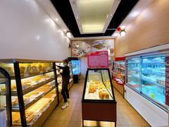 面包甜点陈列柜-顶东面包花园·生日蛋糕(香榭丽店)