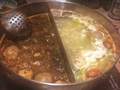 鸳鸯蛤蜊蒜白锅-老鼎旺安格斯牛肉火锅(衡艺广场店)