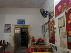 大堂-灵山卢梅燕粉店