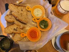 三种酱配酸面包-Mesa Madre梅萨妈妈·Bintana(国贸店)