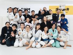 -菠萝格斗巴西柔术训练馆