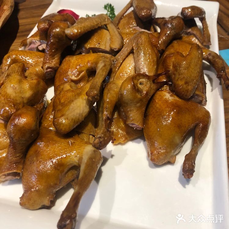 我们四个人点了一桌子菜，事实证明烧鸽子的菜量可以