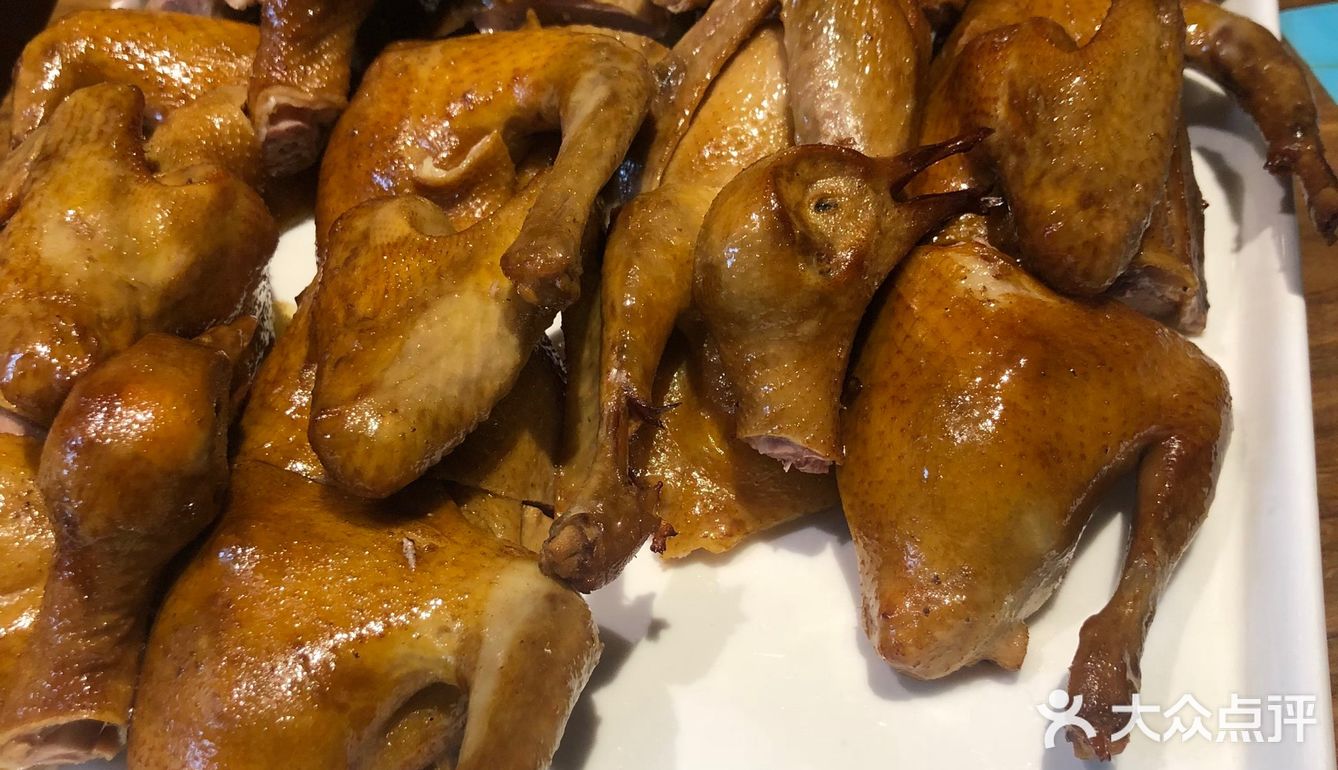 我们四个人点了一桌子菜，事实证明烧鸽子的菜量可以