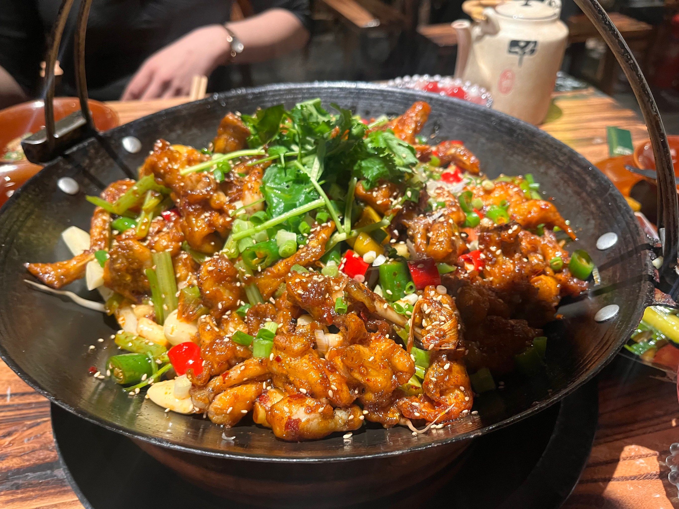 仨人团了一个牛蛙吊锅套餐,牛蛙肉量尚可