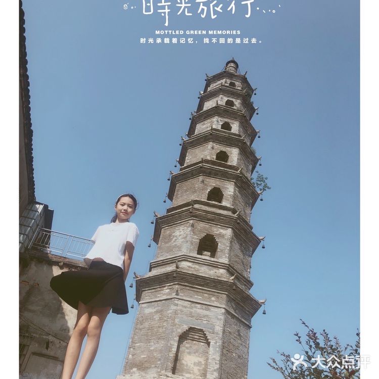 慈氏塔位于汴河街往下游走的一条老街里面，因为街道很老