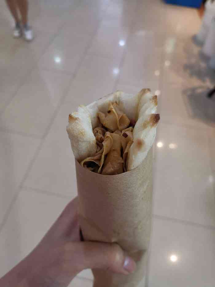 卷饼是徐州那边的特色小吃,饼很有嚼劲