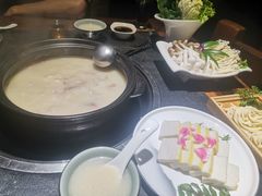 -大匠工房古船木艺术餐厅·猪肚鸡专门店(长白仙岛店)
