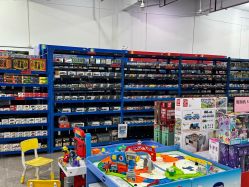 -逝水玩具折扣店