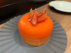 葡萄柚草莓萨伐仑松饼-潮一不贰·法式甜品·生日蛋糕·西式简餐(外滩店)