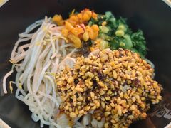 -两勺子一碗口水鸡拌面