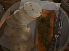 烟熏三文鱼配烤饺子皮和芥末籽酱-BOR Eatery(安福路店)