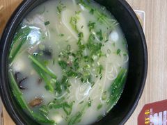 -花馬肆.云南过桥米线(汉神购物广场现场熬汤店)
